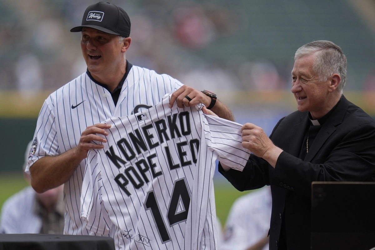2005년 미국프로야구 메이저리그(MLB) 월드시리즈에서 시카고 화이트삭스를 우승으로 이끈 폴 코너코(왼쪽)가 13일(한국시간) 우승 20주년 기념행사에서 교황 레오 14세의 이름과 자신의 이름, 현역 시절 등번호 14번이 박힌 유니폼을 전달받고 기뻐하고 있다. 시카고 AP 연합뉴스