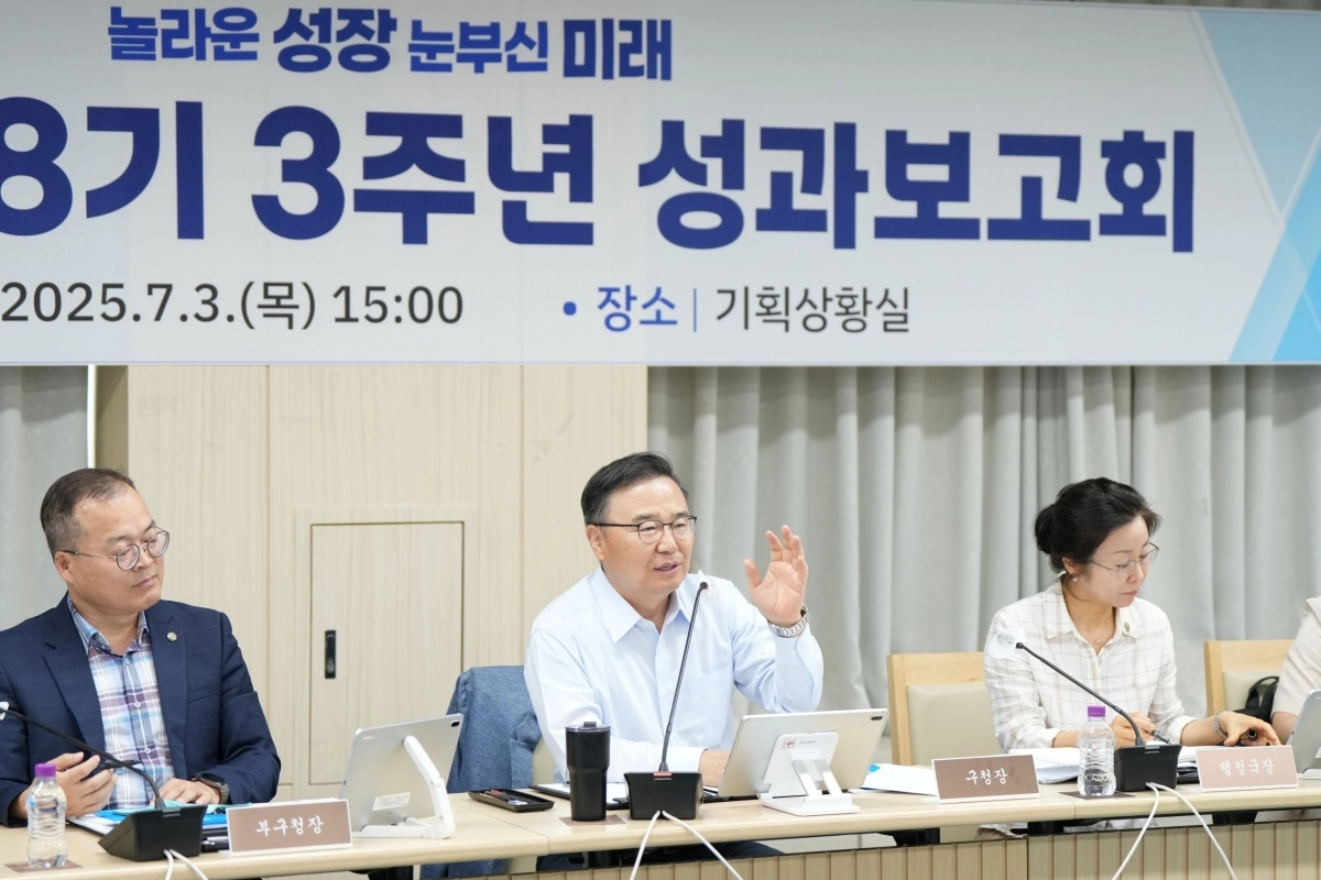 류경기(가운데) 서울 중랑구청장이 지난 3일 중랑구청에서 열린 민선 8기 3주년 성과보고회에서 발언하고 있다. 중랑구 제공 류경기(가운데) 서울 중랑구청장이 지난 3일 중랑구청에서 열린 민선 8기 3주년 성과보고회에서 발언하고 있다. 중랑구 제공