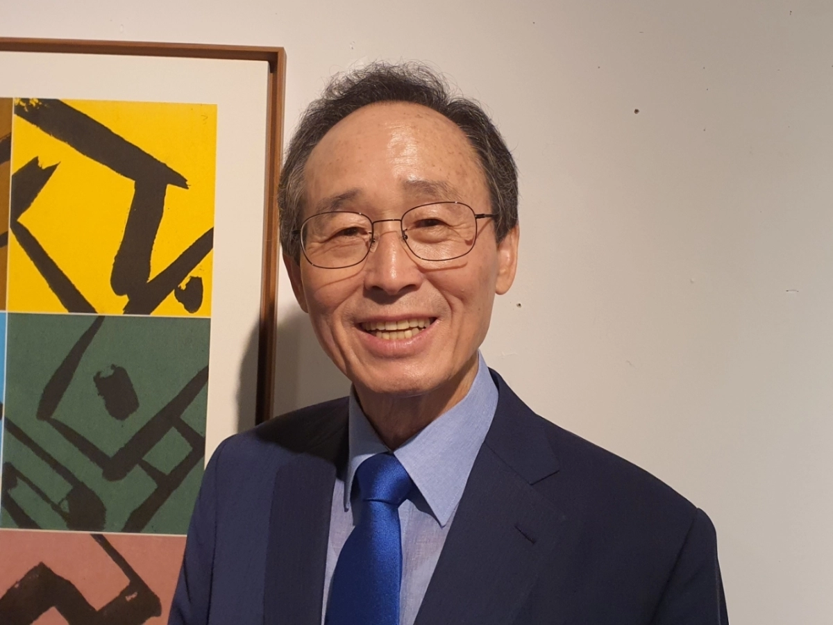 송하진 세계서예전북비엔날레 조직위원장이 지난 11일 자신의 작품 앞에서 한글 서예의 세계화 방안에 대해 설명하고 있다. 세계서예전북비엔날레조직위원회 제공 송하진 세계서예전북비엔날레 조직위원장이 지난 11일 자신의 작품 앞에서 한글 서예의 세계화 방안에 대해 설명하고 있다. 세계서예전북비엔날레조직위원회 제공