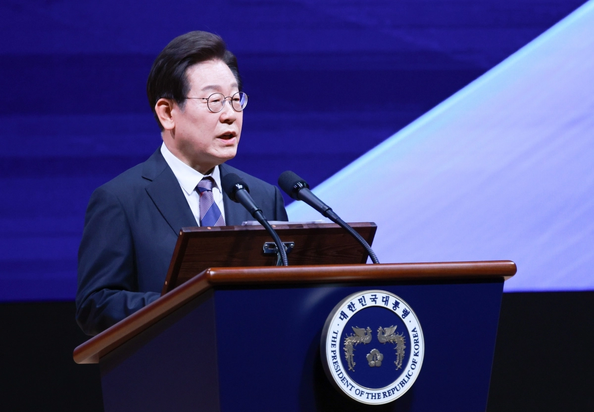 이재명 대통령이 13일 서울 강남구 코엑스에서 열린 2025 세계정치학회(IPSA) 서울총회 개막식에서 연설하고 있다. 2025.7.13. 연합뉴스 이재명 대통령이 13일 서울 강남구 코엑스에서 열린 2025 세계정치학회(IPSA) 서울총회 개막식에서 연설하고 있다. 2025.7.13. 연합뉴스