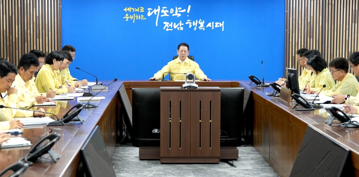 김영록 전남지사가 13일 도청 재난종합상황실에서 ‘집중호우 대비 대처상황보고회’를 하고 있다. 김영록 전남지사가 13일 도청 재난종합상황실에서 ‘집중호우 대비 대처상황보고회’를 하고 있다.
