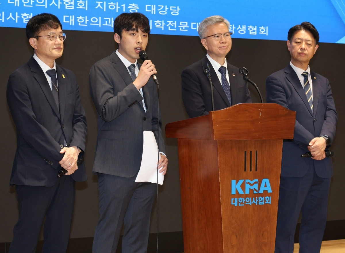 지난 12일 서울 용산구 대한의사협회에서 이선우 대한의과대학·의학전문대학원학생협회 비대위원장(왼쪽 두번째)이 박주민 국회 보건복지위원장, 김택우 대한의사협회장, 김영호 국회 교육위원장 등과 ‘의과대학 교육 정상화를 위한 공동 입장문’을 발표한 뒤 취재진의 질의에 답하고 있다. 연합뉴스 지난 12일 서울 용산구 대한의사협회에서 이선우 대한의과대학·의학전문대학원학생협회 비대위원장(왼쪽 두번째)이 박주민 국회 보건복지위원장, 김택우 대한의사협회장, 김영호 국회 교육위원장 등과 ‘의과대학 교육 정상화를 위한 공동 입장문’을 발표한 뒤 취재진의 질의에 답하고 있다. 연합뉴스