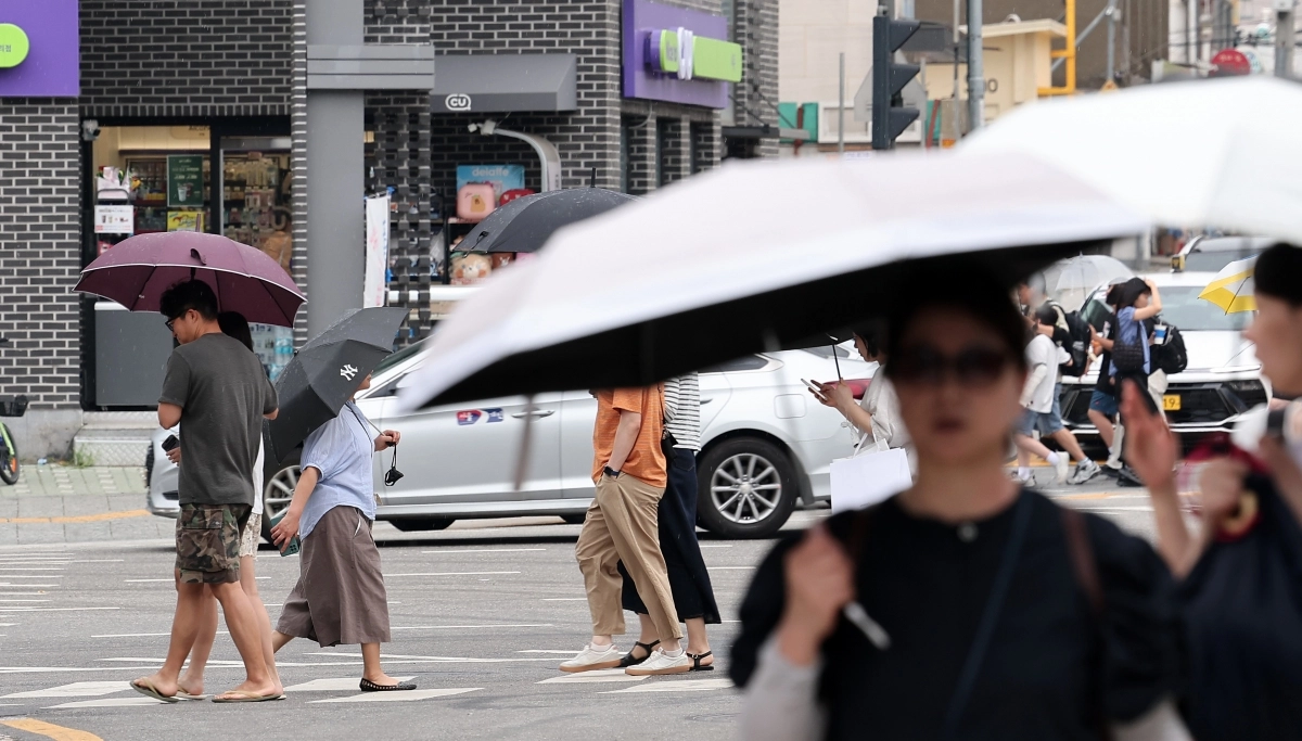 지난 13일 서울 종로구 거리에서 시민들이 우산을 쓴 채 거리를 거닐고 있다. 뉴스1 지난 13일 서울 종로구 거리에서 시민들이 우산을 쓴 채 거리를 거닐고 있다. 뉴스1