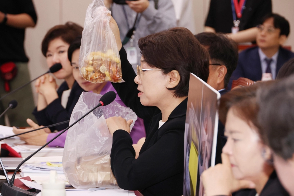 이달희 국민의힘 의원이 14일 국회 여성가족위원회에서 열린 강선우 여성가족부 장관 후보자에 대한 인사청문회에서 음식물 쓰레기를 들어 보이며 강 후보자의 보좌진 갑질 의혹과 관련해 질의하고 있다. 연합뉴스 이달희 국민의힘 의원이 14일 국회 여성가족위원회에서 열린 강선우 여성가족부 장관 후보자에 대한 인사청문회에서 음식물 쓰레기를 들어 보이며 강 후보자의 보좌진 갑질 의혹과 관련해 질의하고 있다. 연합뉴스