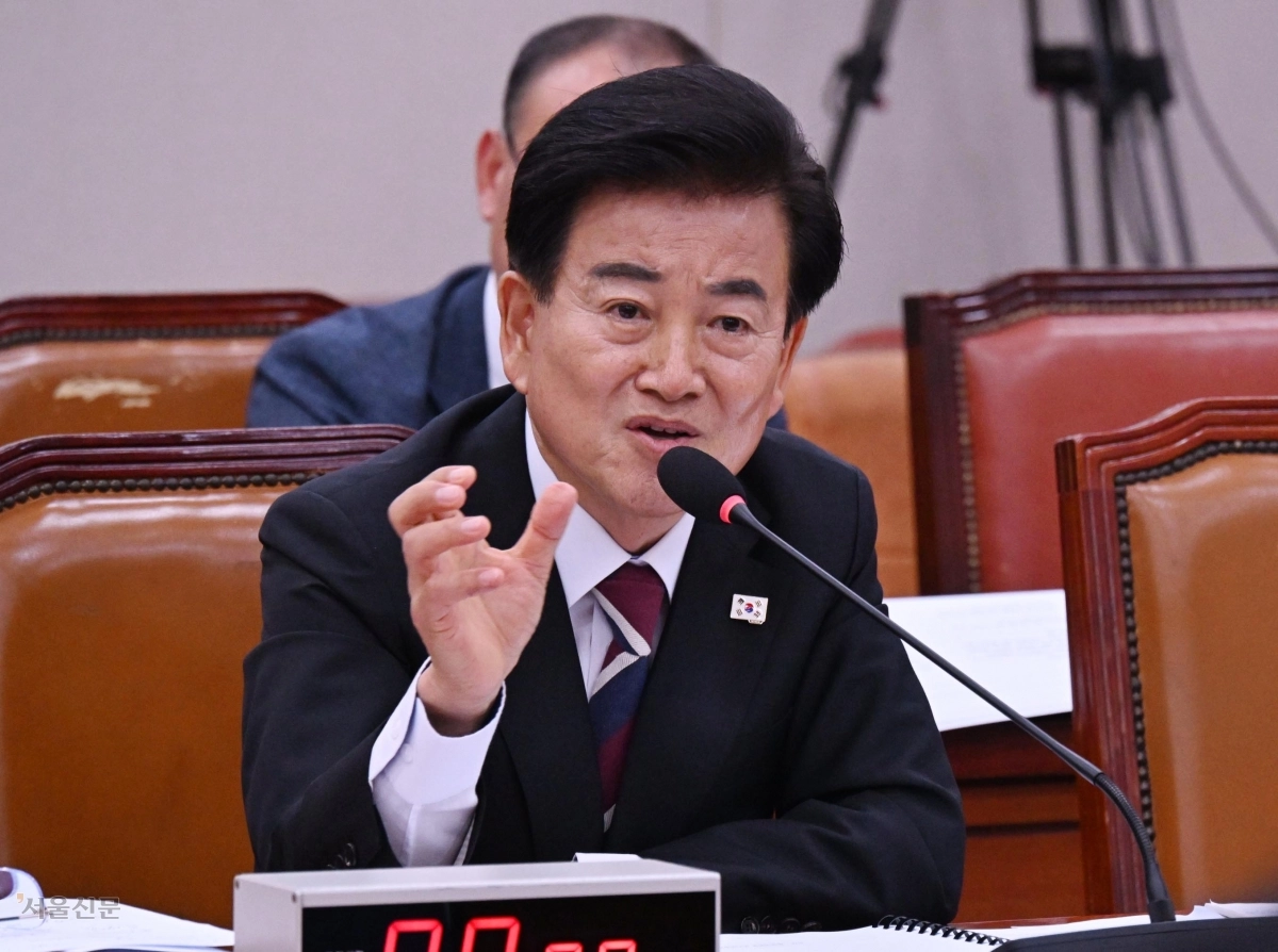 정동영 통일부 장관 후보자가 14일 국회 외교통일위원회에서 열린 인사청문회에서 의원들의 질의에 답하고 있다. 정 후보자는 남북 관계 개선을 위해 ‘한미 연합훈련 연기’ 등을 논의할 수 있다고 밝혔다. 안주영 전문기자 정동영 통일부 장관 후보자가 14일 국회 외교통일위원회에서 열린 인사청문회에서 의원들의 질의에 답하고 있다. 정 후보자는 남북 관계 개선을 위해 ‘한미 연합훈련 연기’ 등을 논의할 수 있다고 밝혔다. 안주영 전문기자