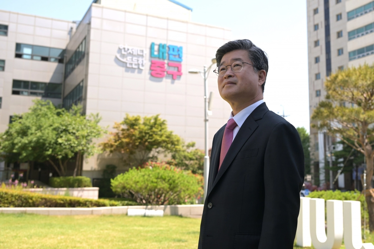 김길성 서울 중구청장이 지난달 12일 구청 앞에서 서울신문과 인터뷰를 진행하고 있다. 중구 제공 김길성 서울 중구청장이 지난달 12일 구청 앞에서 서울신문과 인터뷰를 진행하고 있다. 중구 제공