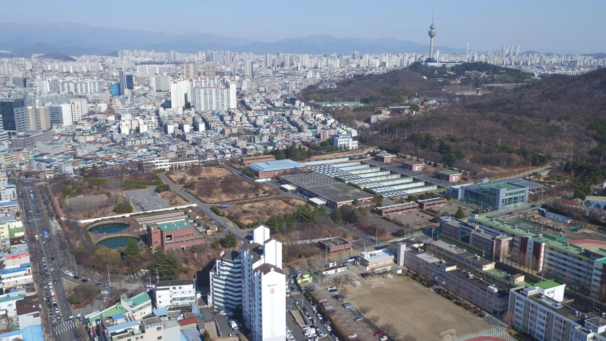대구의 새로운 중심축으로 떠오르는 달서구가 대구시 신청사 유치와 적극적인 인구정책을 통해 제2의 도약을 꿈꾼다. 대구시 신청사가 들어설 두류정수장 부지 전경. 대구 달서구 제공 대구의 새로운 중심축으로 떠오르는 달서구가 대구시 신청사 유치와 적극적인 인구정책을 통해 제2의 도약을 꿈꾼다. 대구시 신청사가 들어설 두류정수장 부지 전경. 대구 달서구 제공