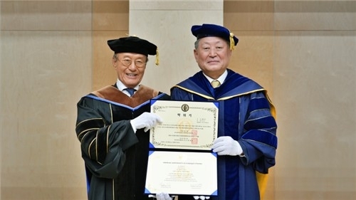 14일 학위 수여식에서 윤윤수(왼쪽) 미스토홀딩스 회장과 박정운 한국외대 총장이 기념사진을 촬영하고 있다. 한국외대 제공