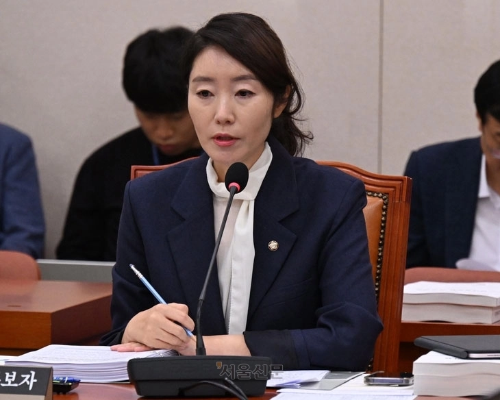 강선우 여성가족부 장관 후보자가 지난 14일 국회에서 열린 인사청문회에서 질문에 답하고 있다. 안주영 전문기자 강선우 여성가족부 장관 후보자가 지난 14일 국회에서 열린 인사청문회에서 질문에 답하고 있다. 안주영 전문기자