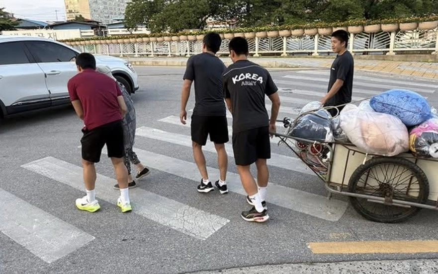 프로축구 K리그1 김천상무 소속 군인 선수들이 리어카를 끌던 할머니를 돕고 있다. 김천상무 인스타그램 캡처 프로축구 K리그1 김천상무 소속 군인 선수들이 리어카를 끌던 할머니를 돕고 있다. 김천상무 인스타그램 캡처