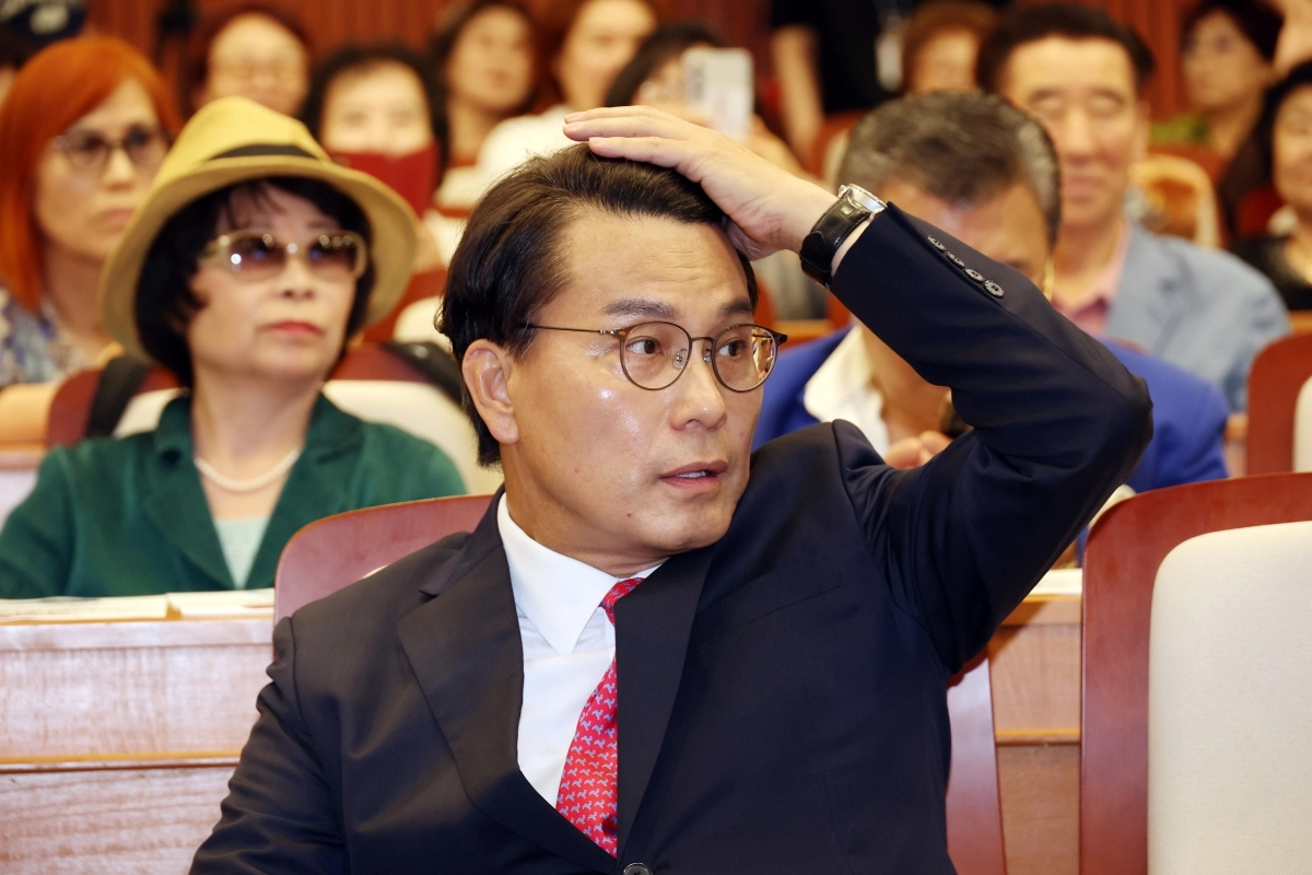 14일 서울 여의도 국회박물관에서 열린 긴급토론회 ‘무엇을 할 것인가?, 자유공화 리셋코리아를 위하여’에 국민의힘 윤상현 의원이 참석해 있다. 2025.7.14 연합뉴스 14일 서울 여의도 국회박물관에서 열린 긴급토론회 ‘무엇을 할 것인가?, 자유공화 리셋코리아를 위하여’에 국민의힘 윤상현 의원이 참석해 있다. 2025.7.14 연합뉴스