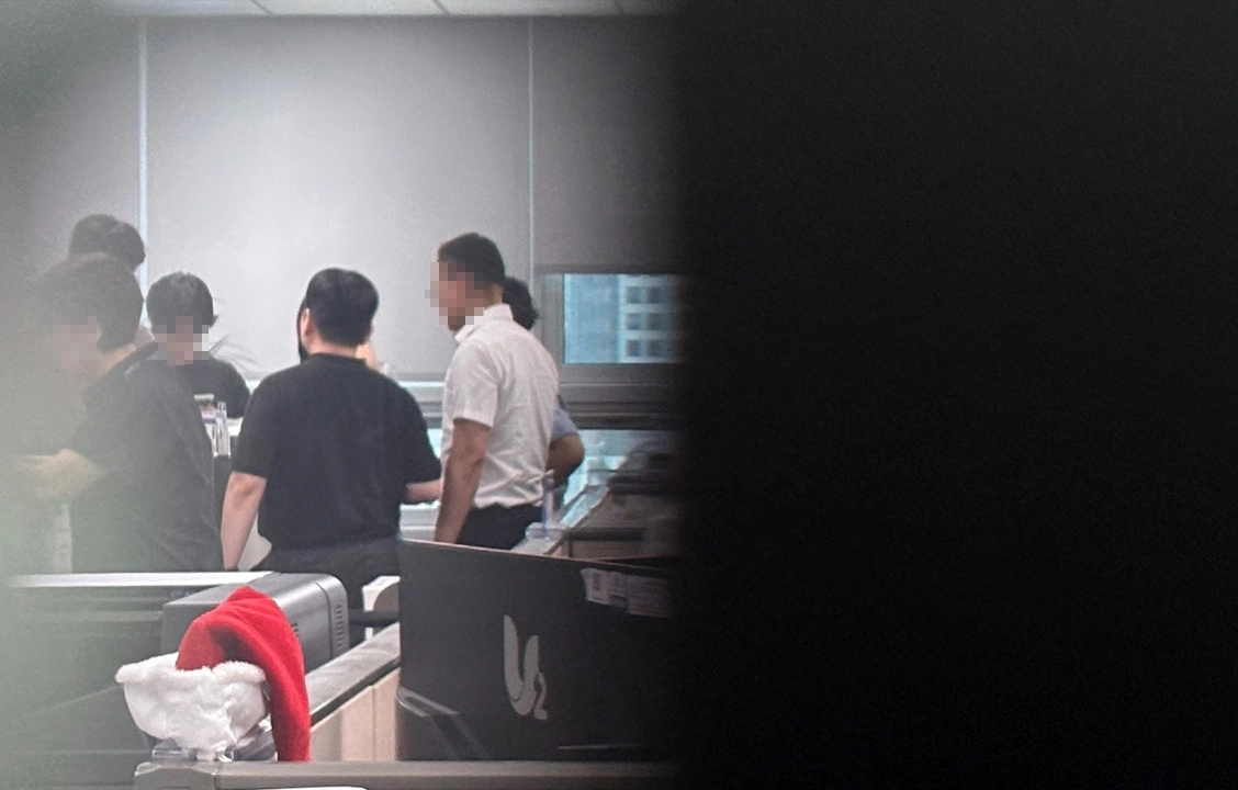 윤석열 전 대통령 배우자 김건희 여사와 관련한 의혹들을 수사하는 민중기 특별검사팀이 ‘공천 개입’ 의혹 관련자들을 상대로 전격적인 동시다발 압수수색에 나선 8일 국회의원회관 내 윤상현 의원실의 모습. 2025.7.8 연합뉴스 윤석열 전 대통령 배우자 김건희 여사와 관련한 의혹들을 수사하는 민중기 특별검사팀이 ‘공천 개입’ 의혹 관련자들을 상대로 전격적인 동시다발 압수수색에 나선 8일 국회의원회관 내 윤상현 의원실의 모습. 2025.7.8 연합뉴스