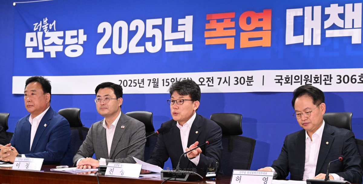 진성준 더불어민주당 정책위의장이 14일 오전 서울 여의도 국회의원회관에서 열린 폭염 대책 당정 간담회에 참석해 모두 발언을 하고 있다. 2025.7.15 안주영 전문기자