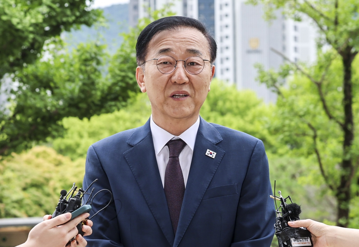 김윤덕 국토교통부 장관 후보자가 15일 오전 경기 과천시 정부과천청사로 출근하며 취재진 질의에 답하고 있다. 2025.07.15. 뉴시스