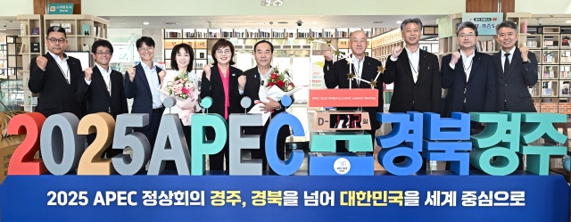 지난 11일 경북도청을 방문한 요코타 미카 일본 히로시마현 부지사와 나카모토 타카시 현의회 의장이 도청 관계자들과 기념촬영을 하고 있다. 경북도 제공