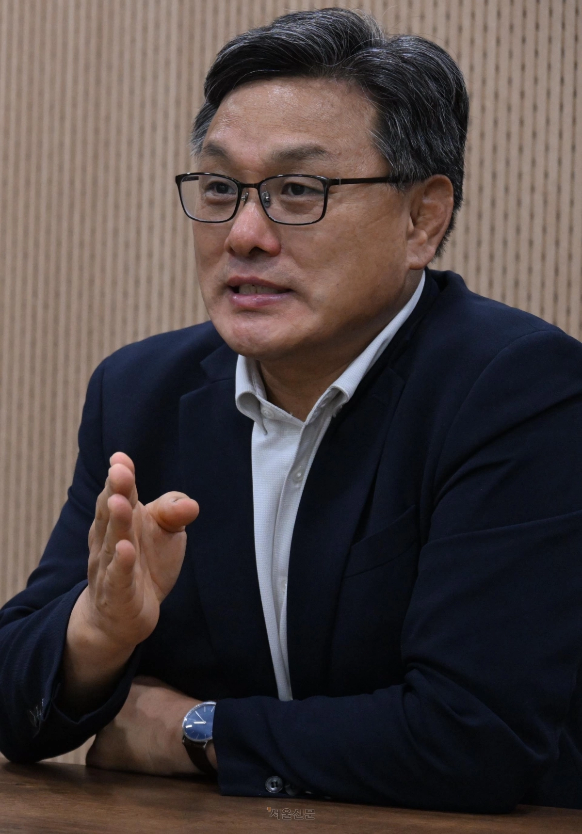 이정형 중앙대 건축학부 교수는 서울신문과 인터뷰를 갖고 “대도시 주택 공급에 필요한 부지를 확보하기 위해 노후화된 철도, 주차장 등 유휴부지를 적극 활용할 필요가 있다”며 “이런 시설을 지하화하거나 지붕을 씌워 지상에 주택 공급을 추진하면 땅 부족 문제도 해결하고 단시간에 공급을 확대할 수 있다”고 말했다. 안주영 전문기자 이정형 중앙대 건축학부 교수는 서울신문과 인터뷰를 갖고 “대도시 주택 공급에 필요한 부지를 확보하기 위해 노후화된 철도, 주차장 등 유휴부지를 적극 활용할 필요가 있다”며 “이런 시설을 지하화하거나 지붕을 씌워 지상에 주택 공급을 추진하면 땅 부족 문제도 해결하고 단시간에 공급을 확대할 수 있다”고 말했다. 안주영 전문기자