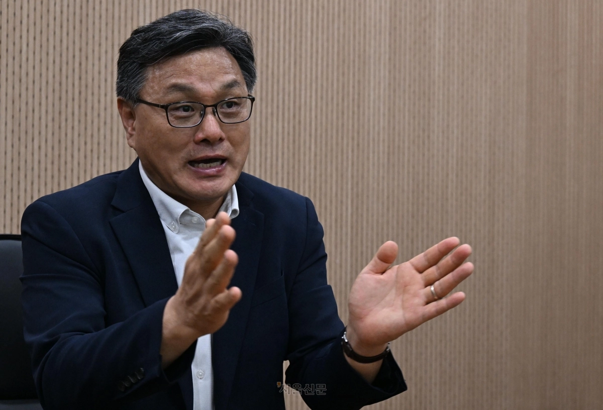 이정형 중앙대 건축학부 교수는 주택공급 정책의 패러다임이 바뀌어야 한다고 했다. 실수요자들은 대도시 회사에서 가까운 ‘내 집’을 원하는데, 정부가 도시 외곽의 신도시 개발이나 공공임대주택을 고집하는 것은 바람직하지 않다는 것이다. 노후화된 기성 도시의 개조로 도심주택 의 공급에 적극 나서야 한다고 했다. 안주영 전문기자 이정형 중앙대 건축학부 교수는 주택공급 정책의 패러다임이 바뀌어야 한다고 했다. 실수요자들은 대도시 회사에서 가까운 ‘내 집’을 원하는데, 정부가 도시 외곽의 신도시 개발이나 공공임대주택을 고집하는 것은 바람직하지 않다는 것이다. 노후화된 기성 도시의 개조로 도심주택 의 공급에 적극 나서야 한다고 했다. 안주영 전문기자
