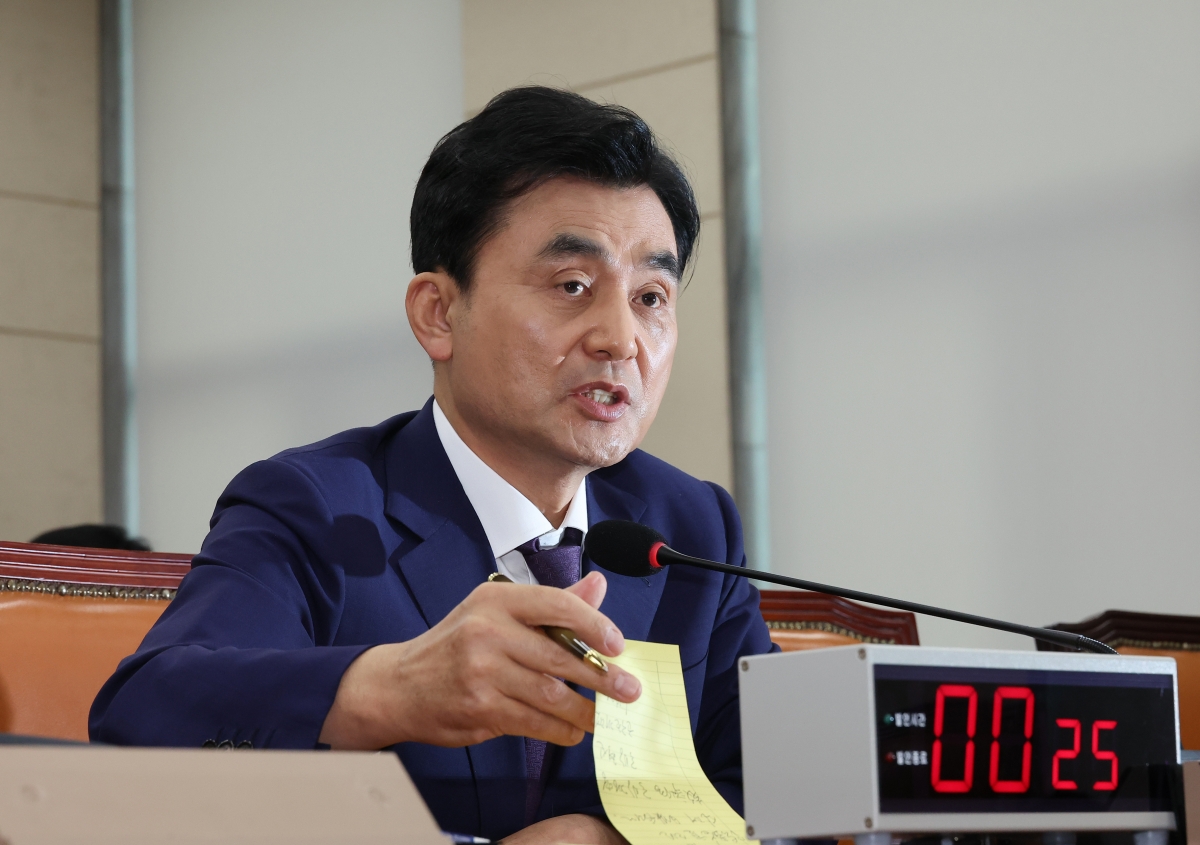 질의에 답변하는 안규백 국방부 장관 후보자
