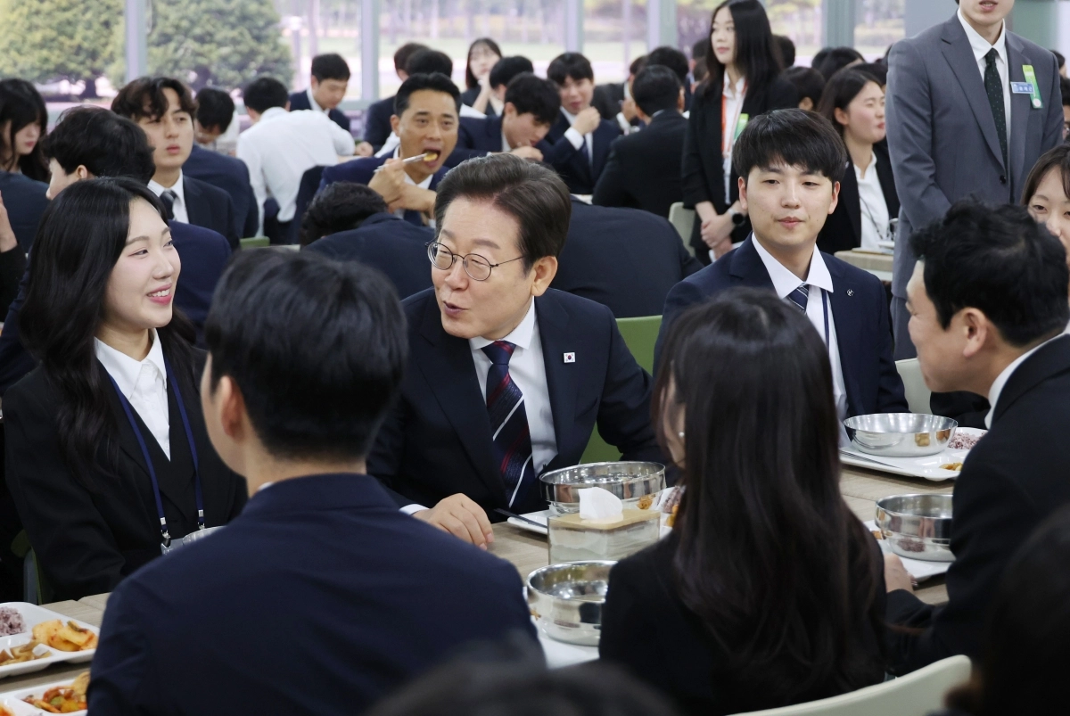 예비 5급 공무원과 오찬 자리 갖는 이재명 대통령 예비 5급 공무원과 오찬 자리 갖는 이재명 대통령