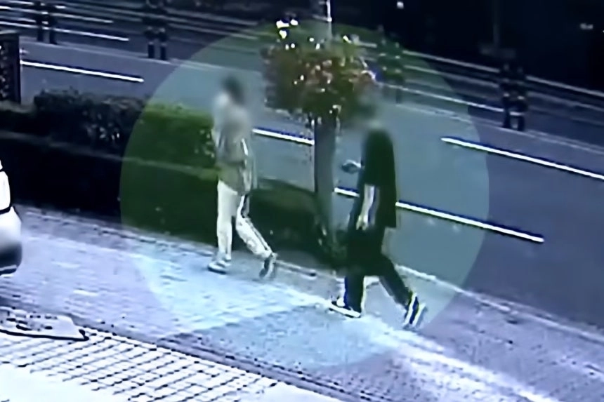 지난 10일 서울 강남구의 한 길거리에서 모르는 여성의 뒤를 따라가는 30대 남성 A씨의 모습. YTN 뉴스 캡처 지난 10일 서울 강남구의 한 길거리에서 모르는 여성의 뒤를 따라가는 30대 남성 A씨의 모습. YTN 뉴스 캡처