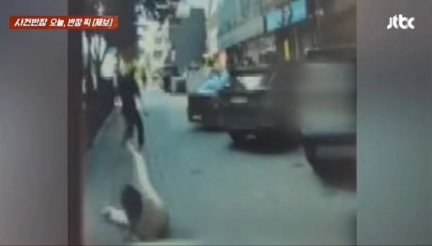 서울 강남구의 한 길거리에서 30대 남성 A씨가 모르는 여성 B씨를 발로 차 넘어뜨린 뒤 도주하고 있다. JTBC ‘사건반장’ 캡처 서울 강남구의 한 길거리에서 30대 남성 A씨가 모르는 여성 B씨를 발로 차 넘어뜨린 뒤 도주하고 있다. JTBC ‘사건반장’ 캡처