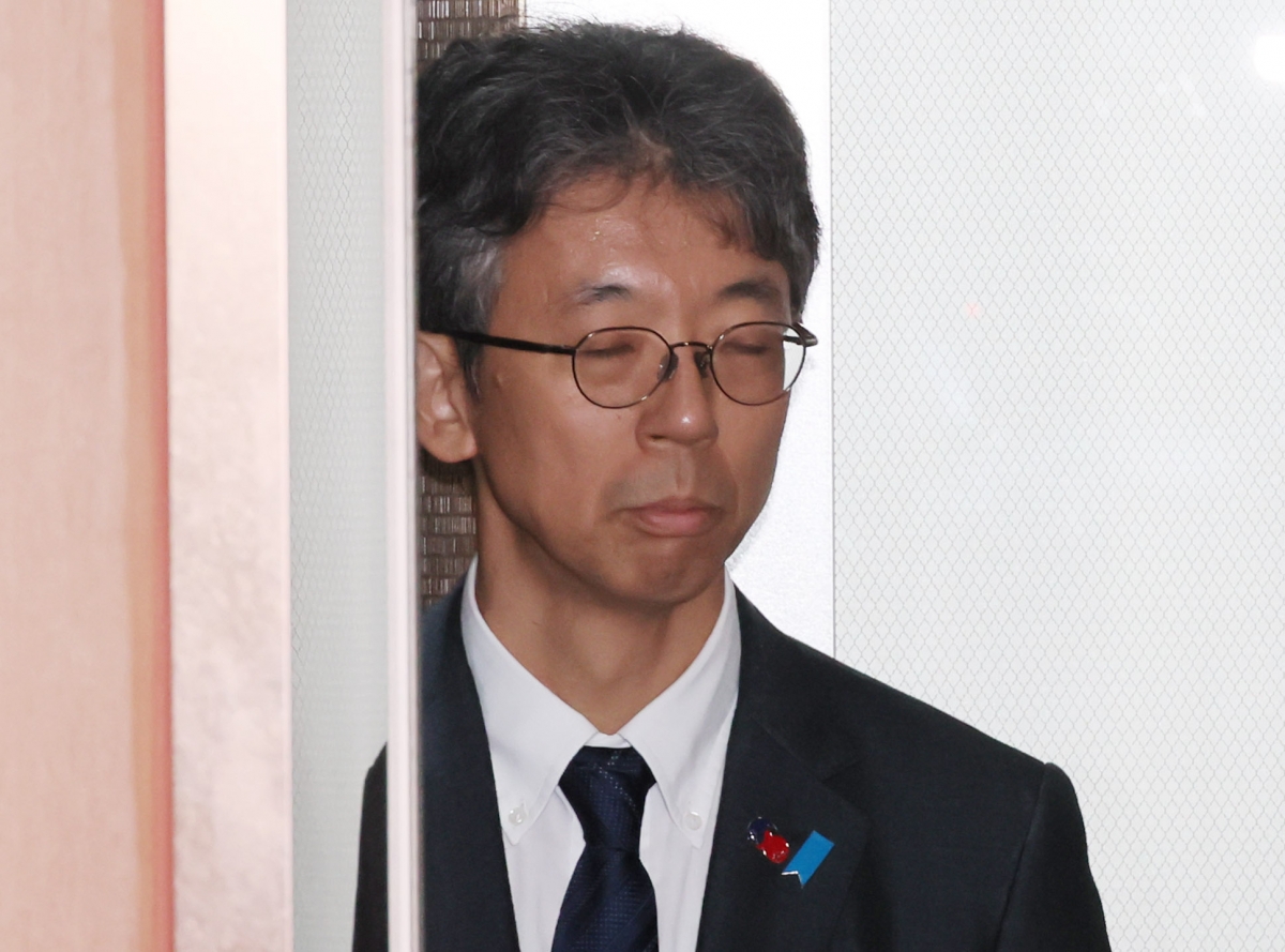 일본 정부가 독도 영유권 주장을 담은 방위백서를 채택한 15일 이세키 요시야스 주한일본대사관 총괄공사 대리가 서울 종로구 외교부 청사로 초치되고 있다. 연합뉴스