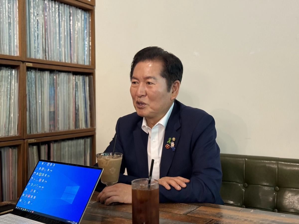 더불어민주당 당대표 선거에 출마한 정청래 후보가 15일 충북 청주의 한 카페에서 서울신문 기자와 만나 인터뷰를 진행하고 있다. 정청래 후보 측 제공 더불어민주당 당대표 선거에 출마한 정청래 후보가 15일 충북 청주의 한 카페에서 서울신문 기자와 만나 인터뷰를 진행하고 있다. 정청래 후보 측 제공