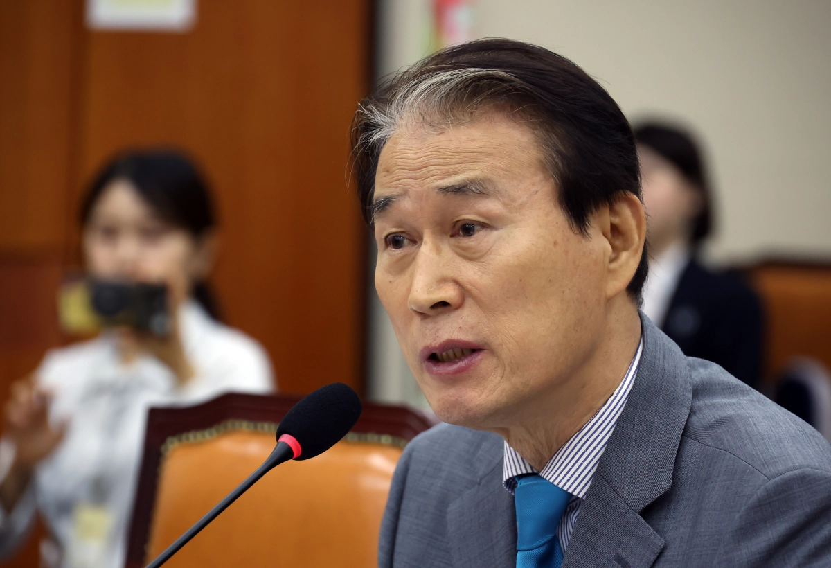 권오을 국가보훈부 장관 후보자가 15일 서울 여의도 국회에서 열린 정무위원회의 인사청문회에서 의원 질의에 답하고 있다. 뉴시스 권오을 국가보훈부 장관 후보자가 15일 서울 여의도 국회에서 열린 정무위원회의 인사청문회에서 의원 질의에 답하고 있다. 뉴시스